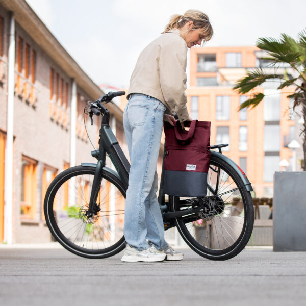 Urban-Proof-Recycled-Bicycle-Bag-Shopper-20L-Burgundy-Grey_SFEER-600x600